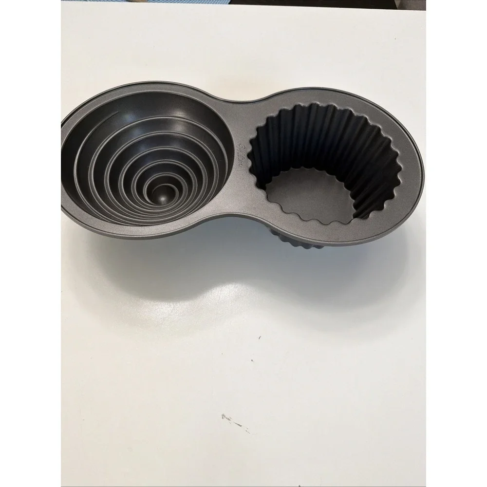 Wilton Dimensions Giant Cupcake Cake Pan 2105-5038 Nonstick 3D Baking Mold. 5265